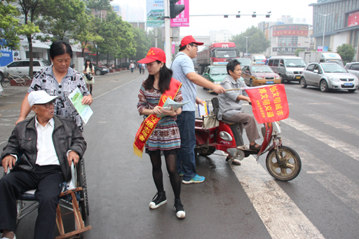 一队团委组织开展文明交通劝导活动