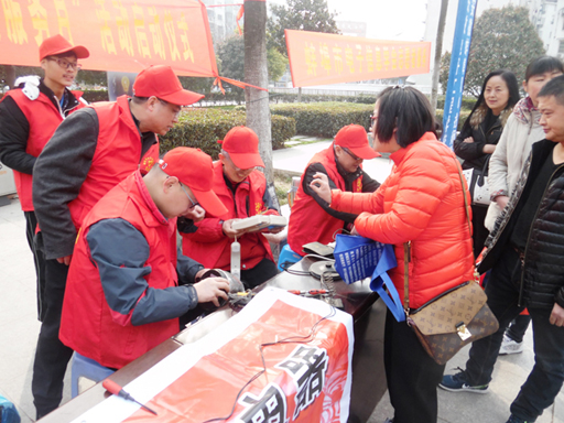 安徽电子工程学校开展学雷锋家电维修进社区志