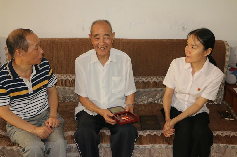 基地管理处领导国庆节前走访慰问离休老干部老党员并发放纪念章