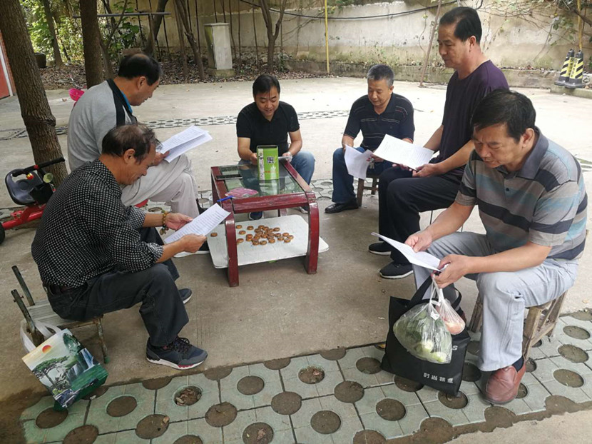 1601263526274241.jpg 1图为支部书记王跃组织离退休党员群众学习总书记考察安徽讲话精神.jpg