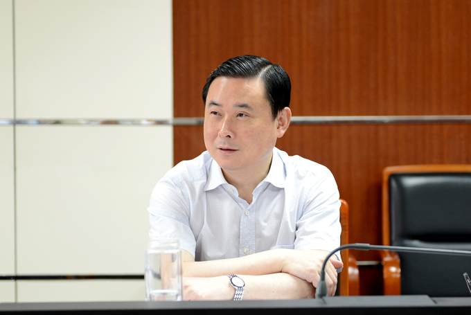 图为副局长林绪文主持会议并讲话